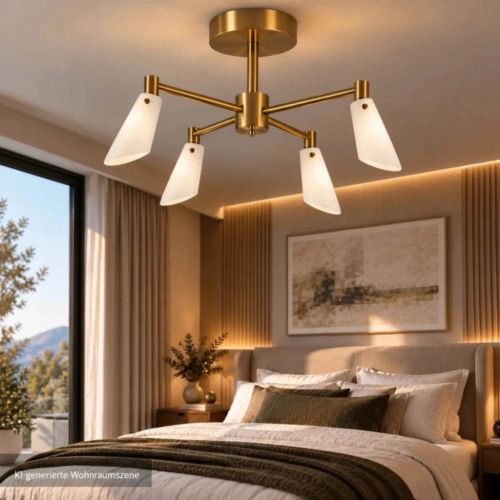 Vierflammige Deckenleuchte mit weiß satinierten Lampengläsern in einem modernen Schlafzimmer bei eingeschaltetem Licht.