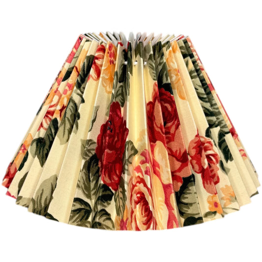 Konischer, plissierter Lampenschirm mit floralem Blumenmuster auf creme-weißem Stoff