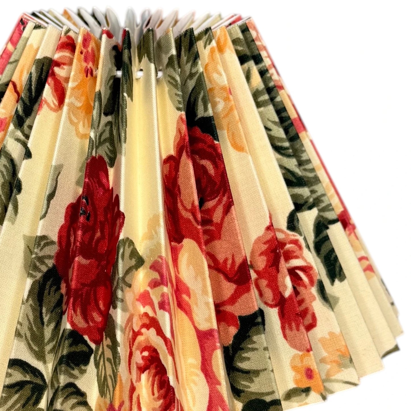 Detailansicht des floral bedruckten, plissierten Stofflampenschirms in Creme-Weiß