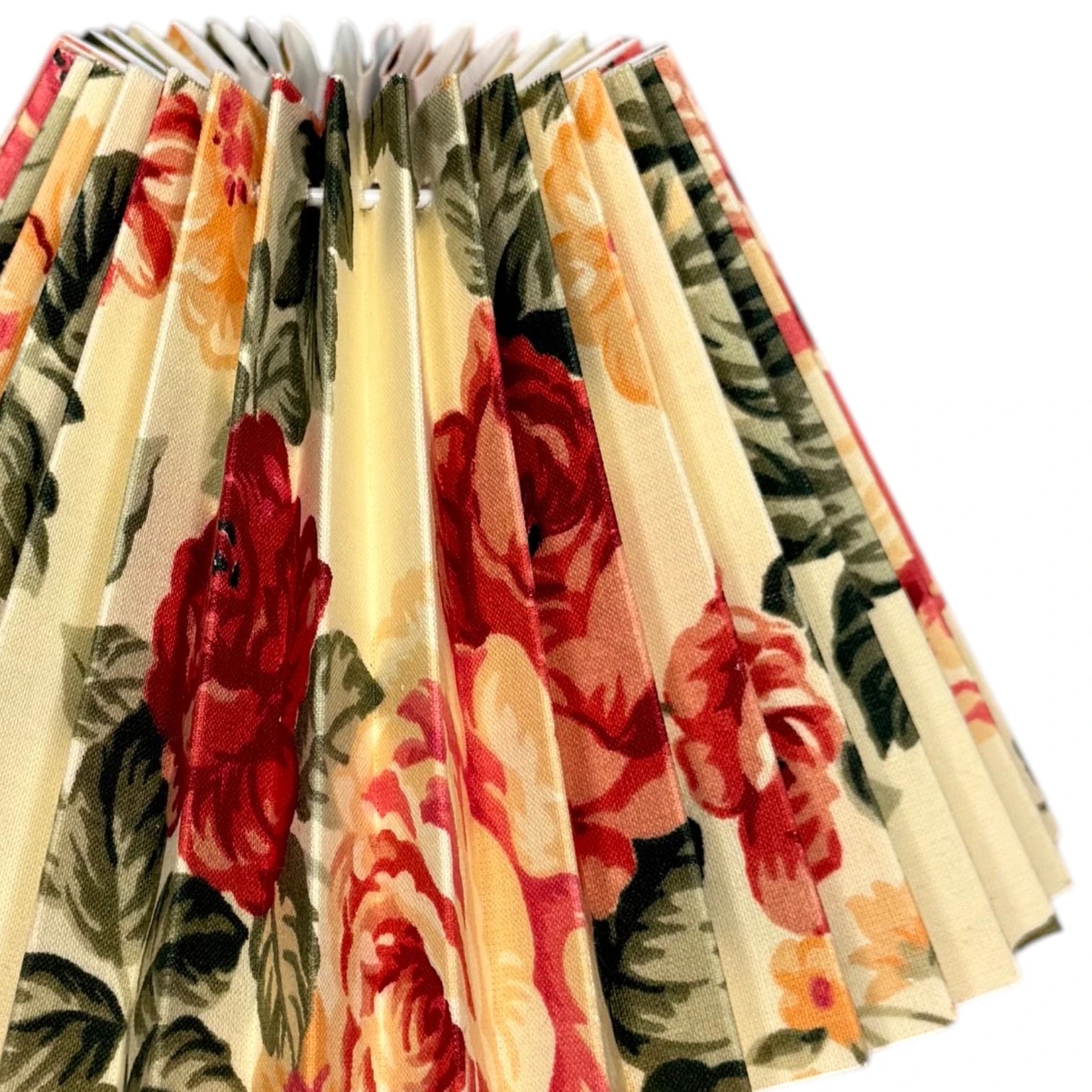 Detailansicht des floral bedruckten, plissierten Stofflampenschirms in Creme-Weiß