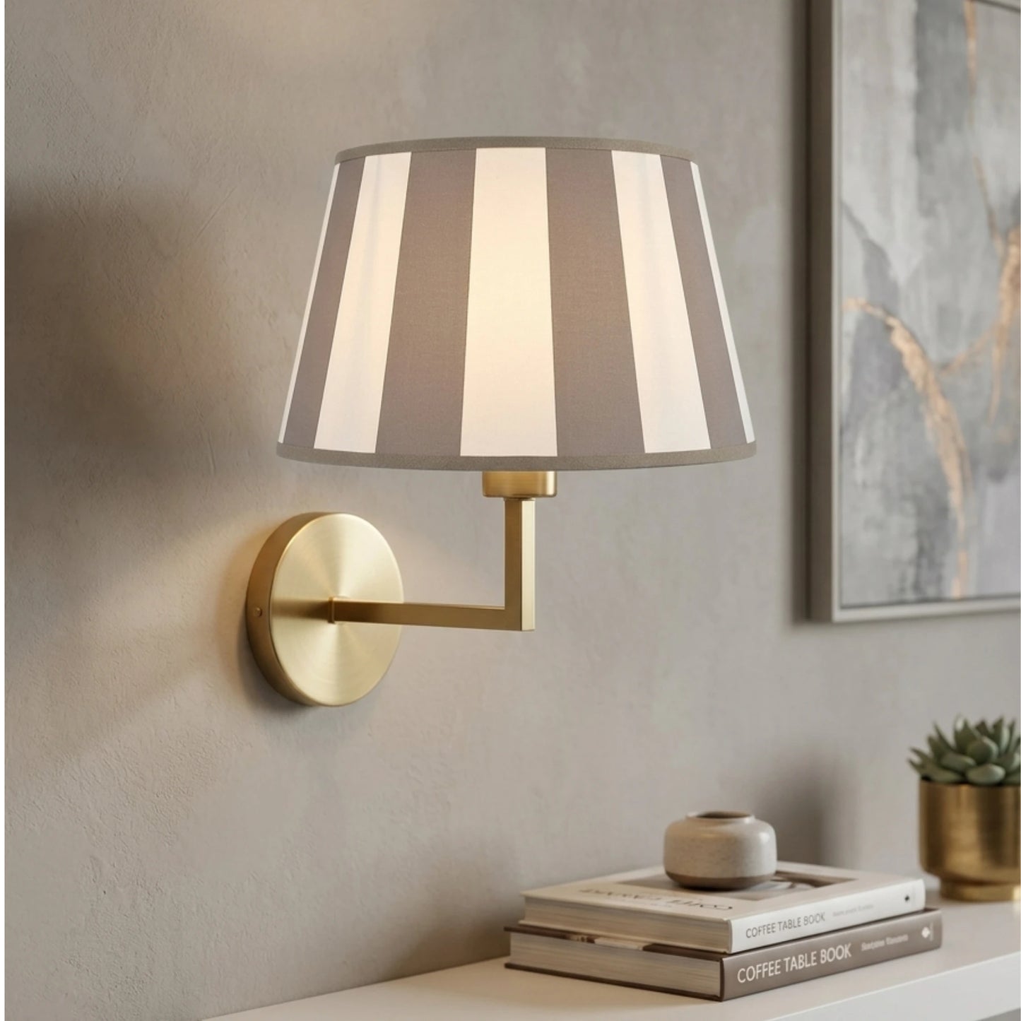 Various Lampenschirm Balken rund braun/creme aus Textil, Artikelnummer 280108, montierter Lampenschirm auf einer goldenen Wandleuchte mit weicher Lichtwirkung im Wohnraum