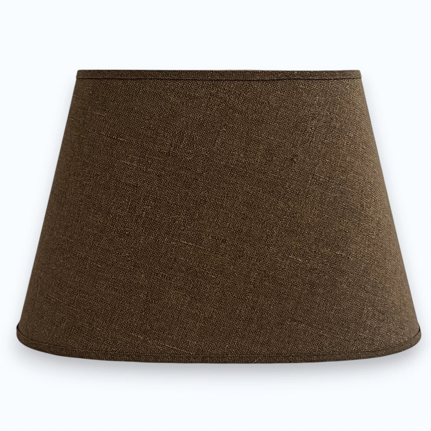 Brauner Lampenschirm aus echtem Leinen in ovaler Form, freigestellte Frontansicht mit gewebter Struktur, oben 23 cm, unten 35 cm, Höhe 22 cm, Light & Living, Artikelnummer 32435-1781