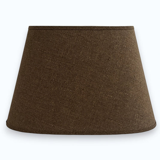 Brauner Lampenschirm aus echtem Leinen in ovaler Form, freigestellte Frontansicht mit gewebter Struktur, oben 23 cm, unten 35 cm, Höhe 22 cm, Light & Living, Artikelnummer 32435-1781
