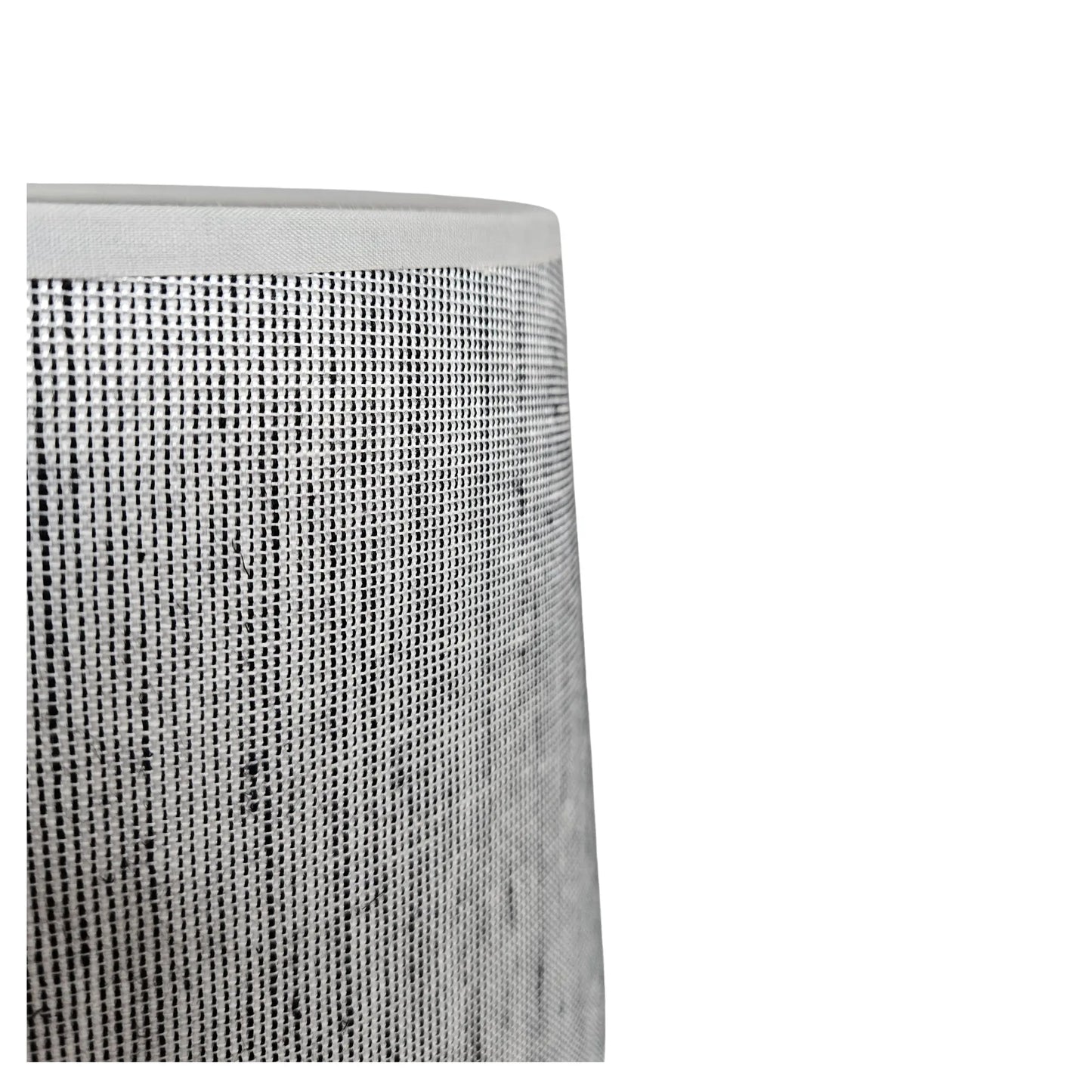Detailaufnahme eines grauen Stoff Lampenschirms mit sichtbarer Gewebestruktur und feiner Musterung, hochwertige textile Oberfläche mit natürlicher Optik, Artikelnummer 2522-237