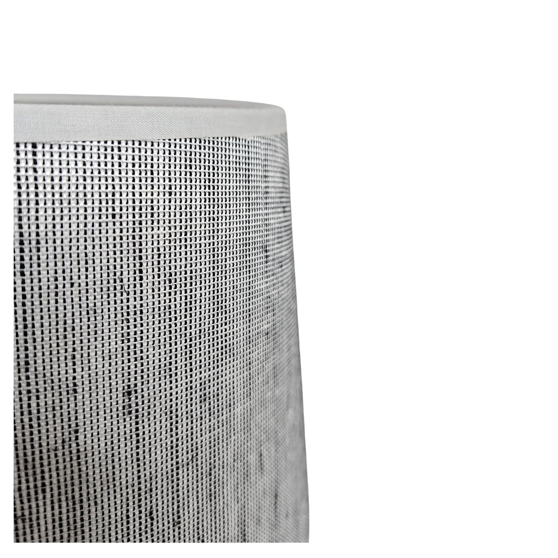 Detailaufnahme eines grauen Stoff Lampenschirms mit sichtbarer Gewebestruktur und feiner Musterung, hochwertige textile Oberfläche mit natürlicher Optik, Artikelnummer 2522-237