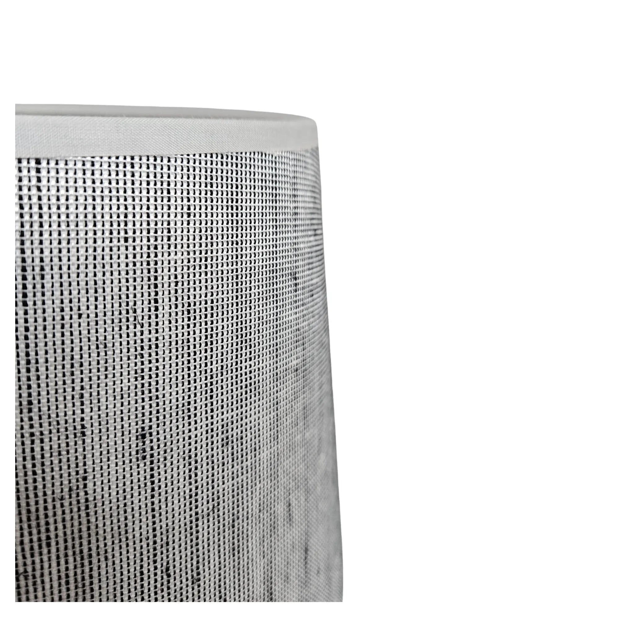 Detailaufnahme eines grauen Stoff Lampenschirms mit sichtbarer Gewebestruktur und feiner Musterung, hochwertige textile Oberfläche mit natürlicher Optik, Artikelnummer 2522-237