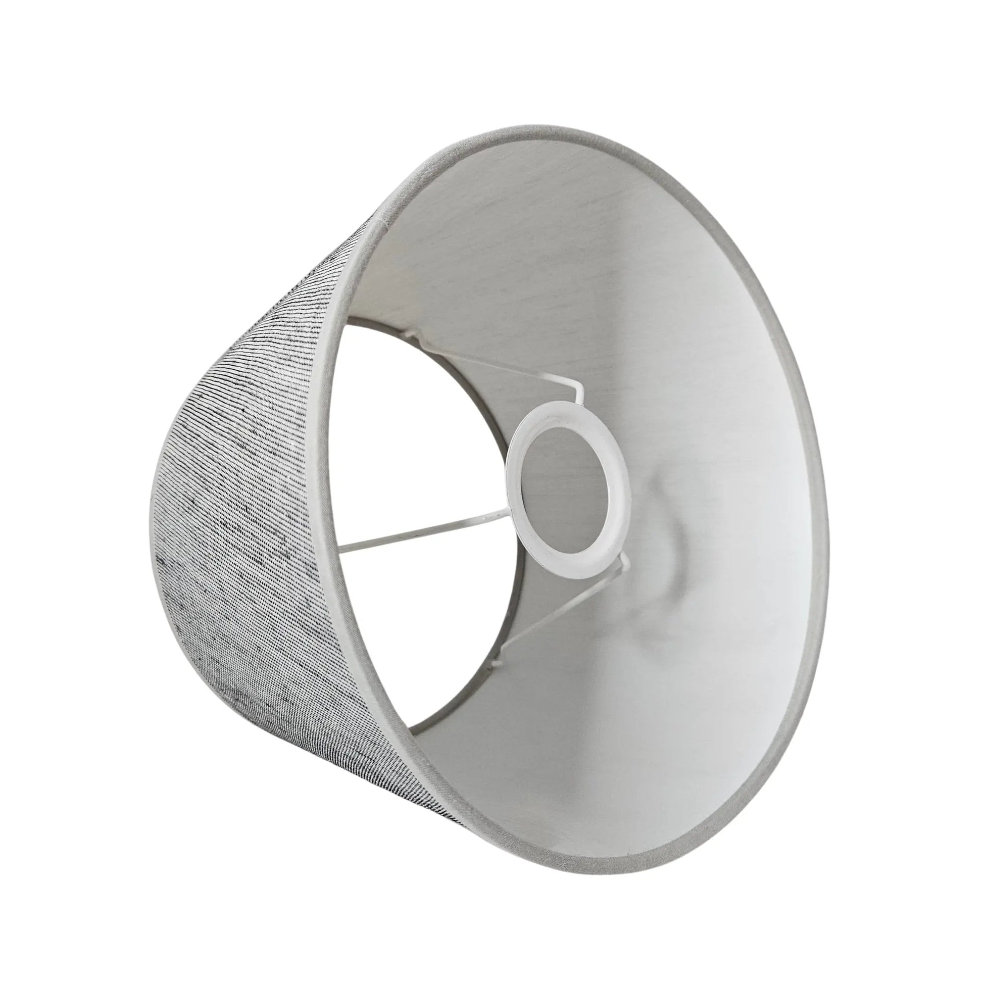 Grauer Lampenschirm mit E27 Halterung im Inneren, stabile Metallstreben und weißer Adapterring sichtbar, konische Form mit heller Innenseite für bessere Lichtverteilung, Artikelnummer 2522-237