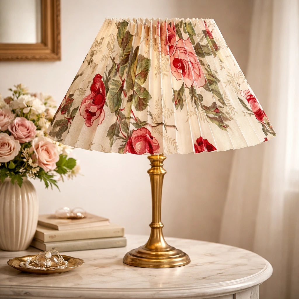 Plissierter Lampenschirm in Creme Weiß mit Rosenmuster als Tischlampe im romantischen Wohnstil
