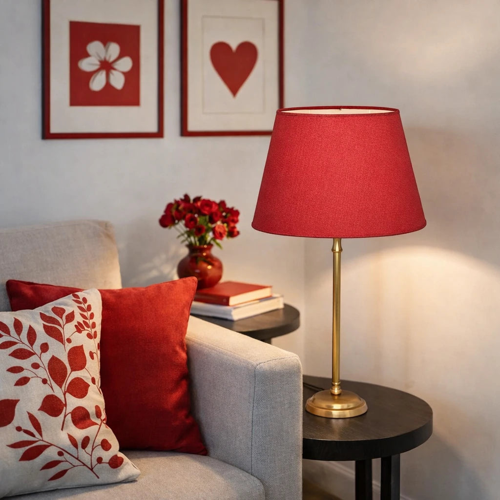 Roter Lampenschirm aus echtem Leinen auf goldfarbenem Lampenfuß im Wohnzimmer mit roten Kissen, Wandbildern und rundem Beistelltisch, Light & Living, Artikelnummer 35435-1782