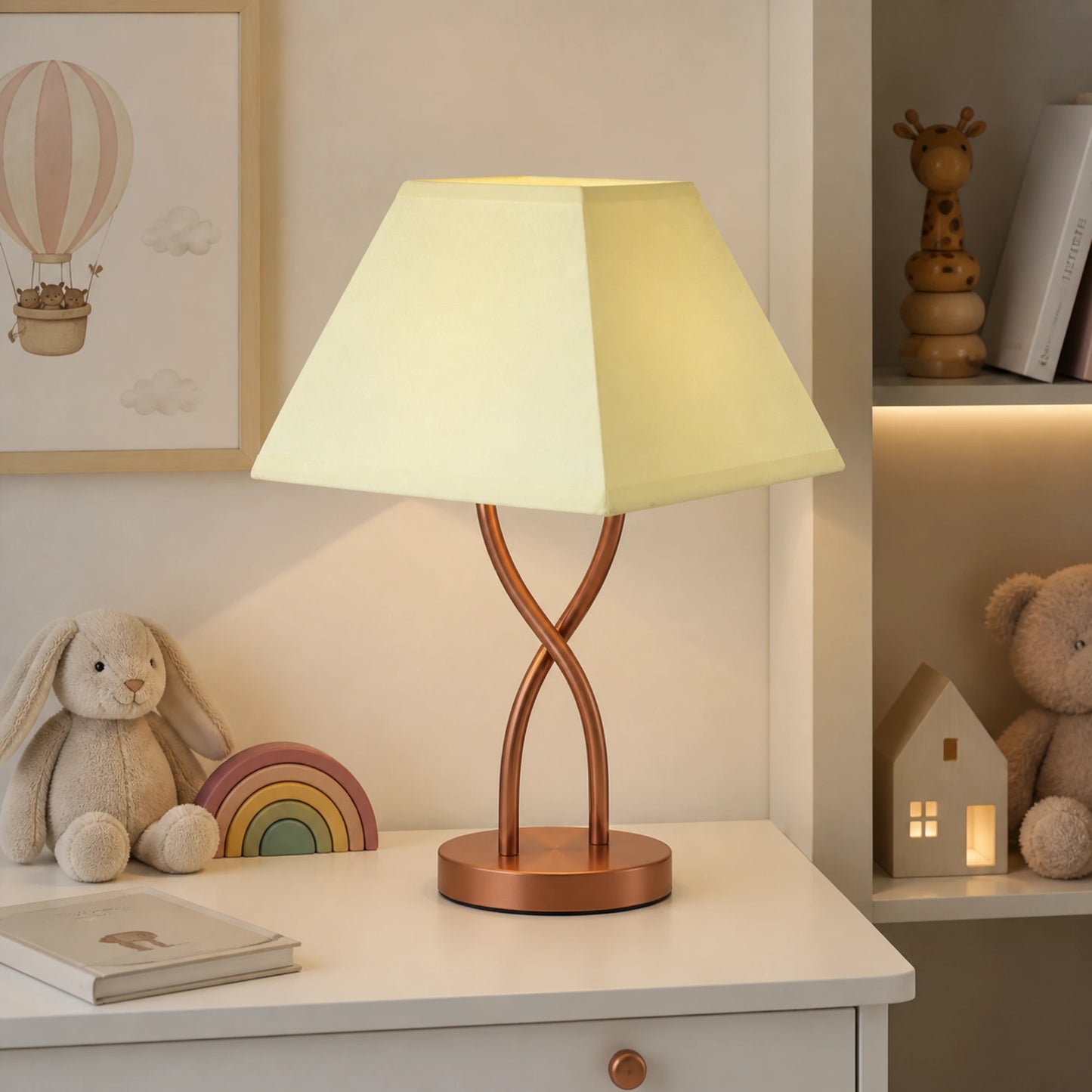 Quadratischer Lampenschirm auf Tischlampe im Kinderzimmer