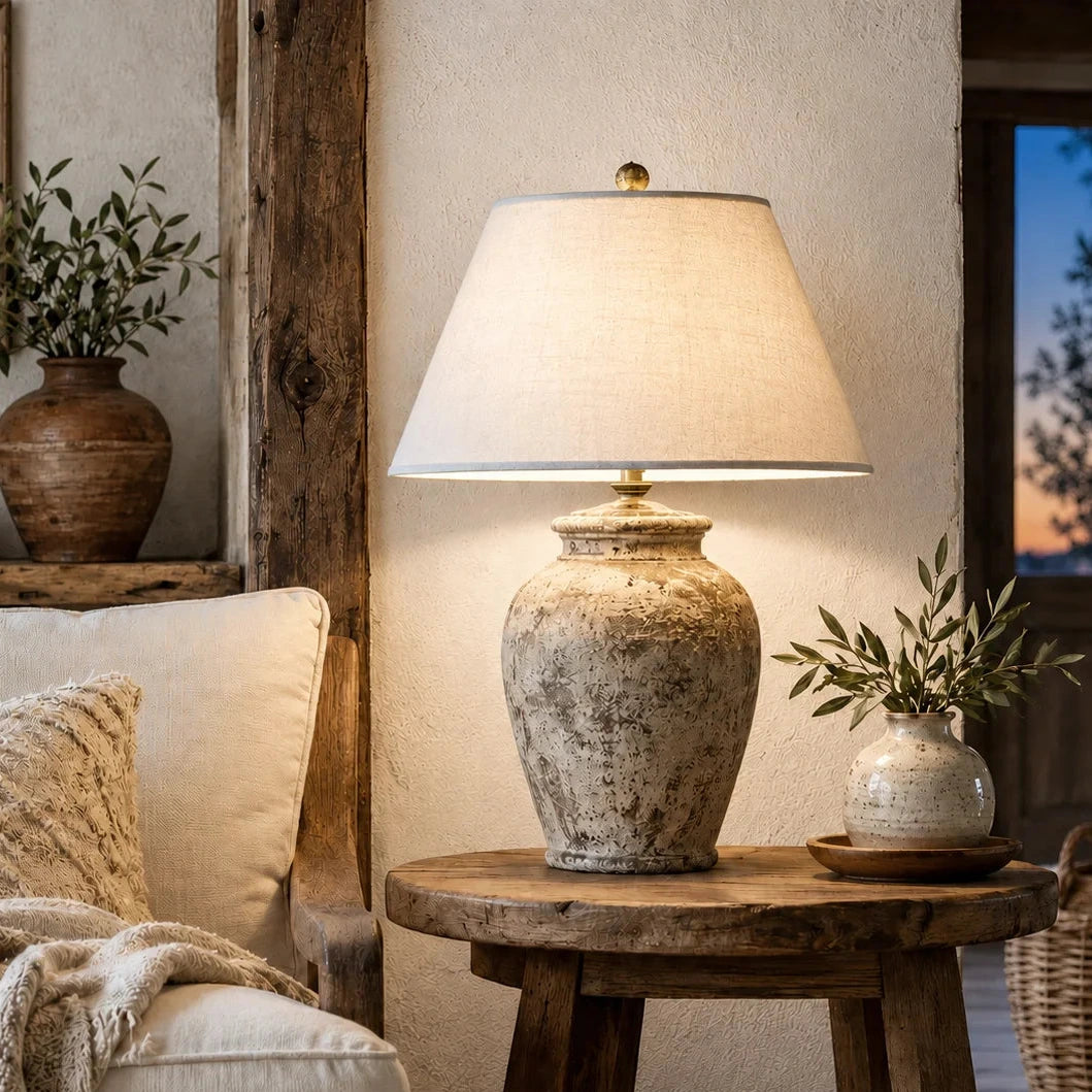 Landhaus Tischlampe aus Keramik auf Holztisch, warme Beleuchtung für gemütliches Wohnzimmer im natürlichen Stil
