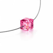 LED Armband mit pinkfarbenem geschliffenem Cube-Kristall und Swarovski® Elements auf weißem Hintergrund.