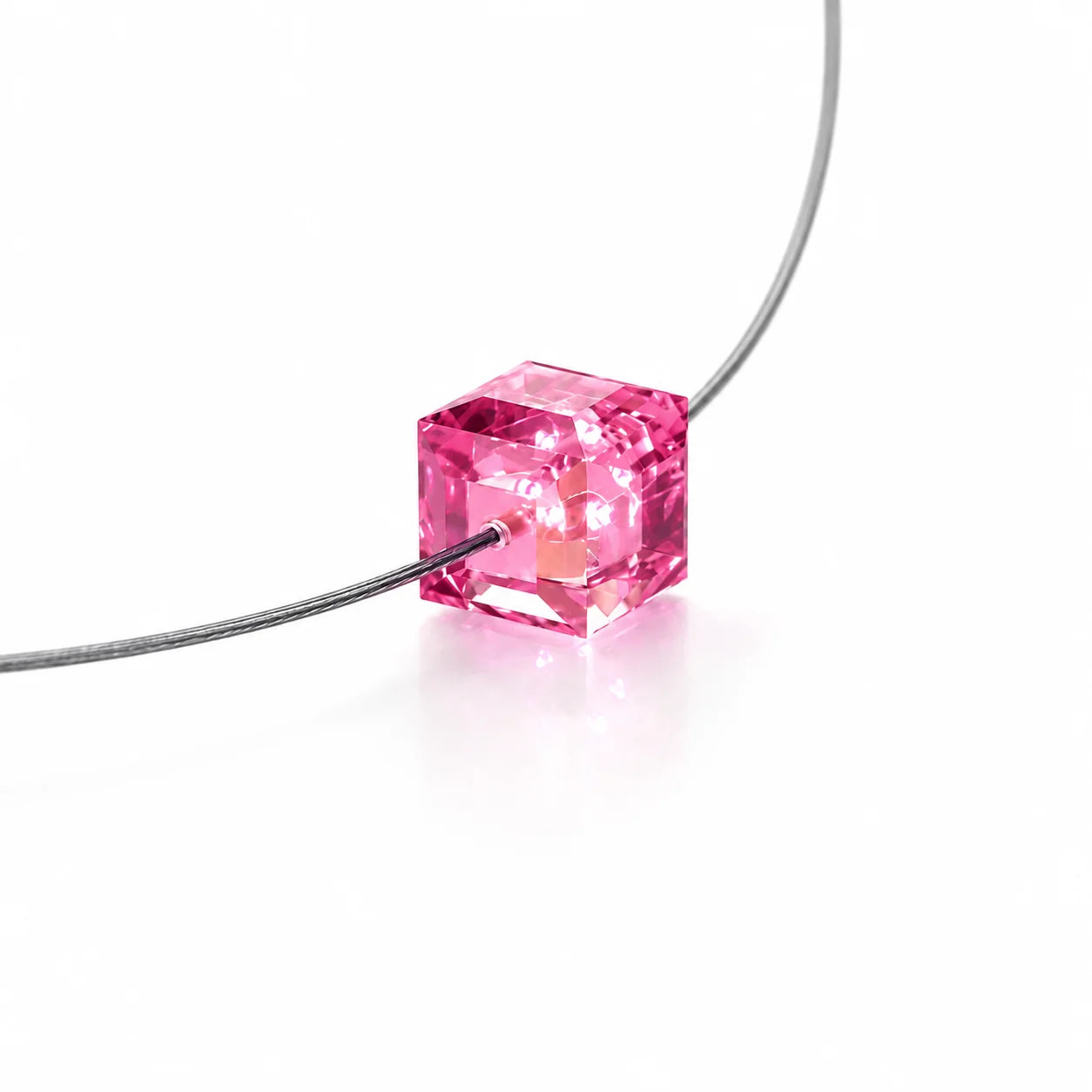 LED Armband mit pinkfarbenem geschliffenem Cube-Kristall und Swarovski® Elements auf weißem Hintergrund.