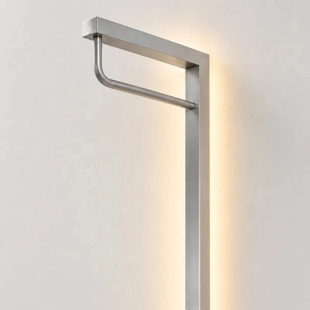 Detailaufnahme der Design-Garderobe aus Aluminium mit Kleiderstange, Metallrahmen und warm leuchtender indirekter LED-Beleuchtung
