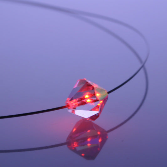 Leuchtende Halskette LED Kristall Bicone rot mit Swarovski®- Elements – stilvolles Wohnaccessoire & Dekoartikel aus Europa