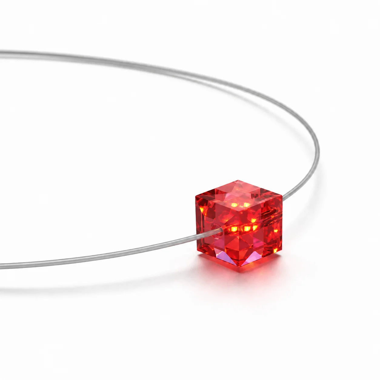 Rotes LED Kristall Armband Cube mit grauem Edelstahlband und leuchtendem Kristall auf weißem Hintergrund