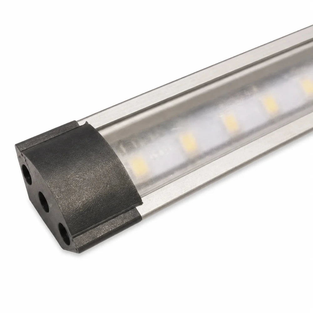 Detailansicht der ultraflachen LED Lichtleiste mit Aluminiumprofil, diffuser Lichtabdeckung und schwarzer Endkappe