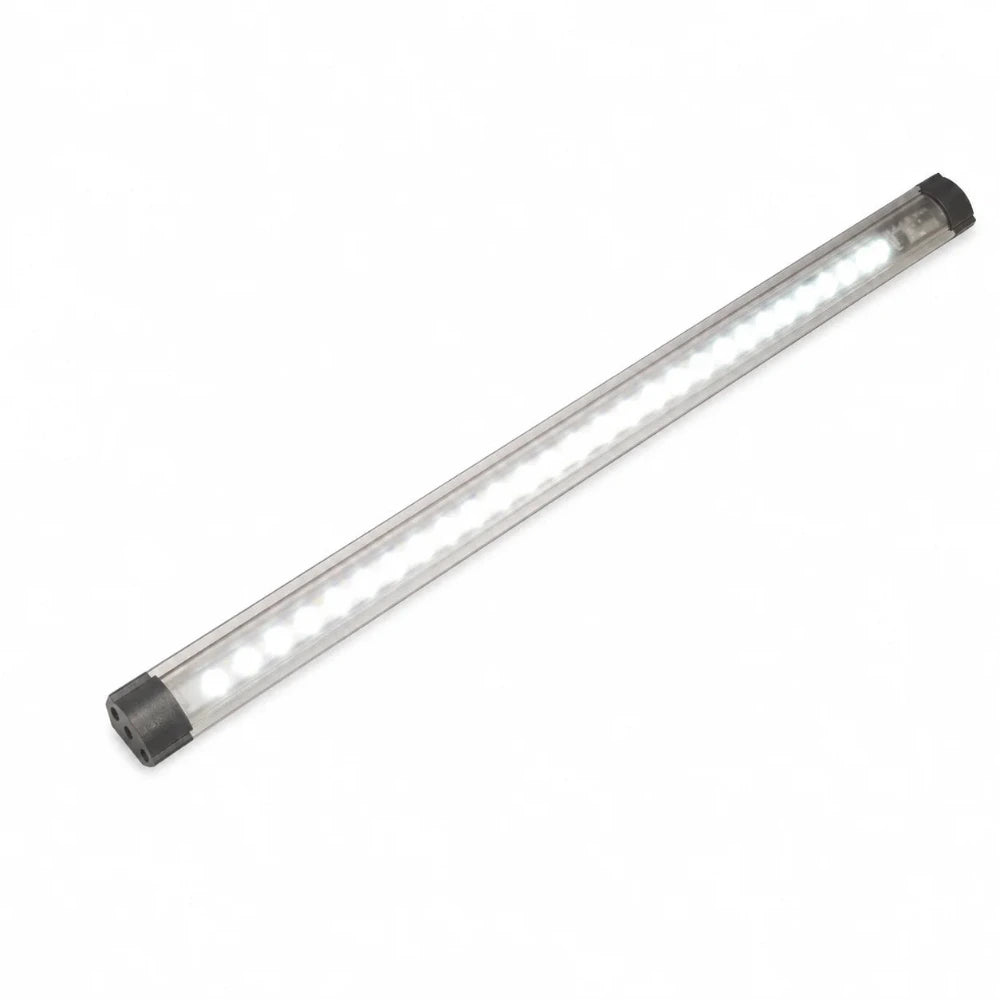 Eingeschaltete 30 cm LED Lichtleiste mit gleichmäßiger heller Beleuchtung auf weißem Hintergrund