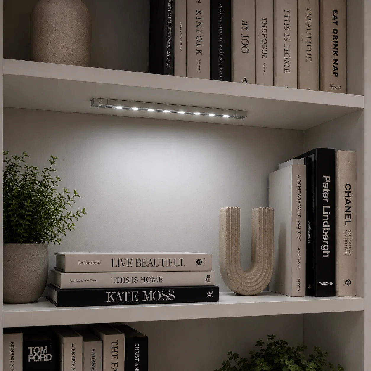 SPARTA LED-Lichtleiste als Regalbeleuchtung unter einem Regalboden mit kaltweißem Licht 5000 K