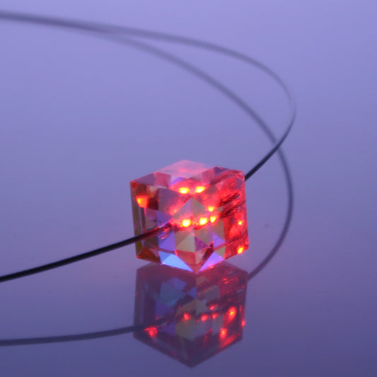 Leuchtende Halskette LED Kristall Cube rot mit Swarovski® Elements – stilvolles Wohnaccessoire & Dekoartikel aus Europa