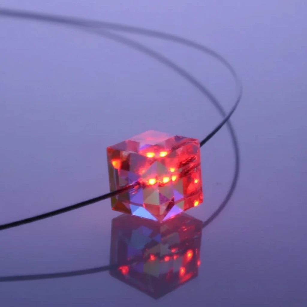 Leuchtende Halskette – Cube (geschliffen) – Rot – Swarovski® Elements