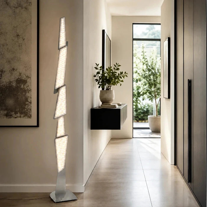 Eingeschaltete LED-Stehlampe SPACY in einem hellen modernen Flur mit natürlichem Tageslicht
