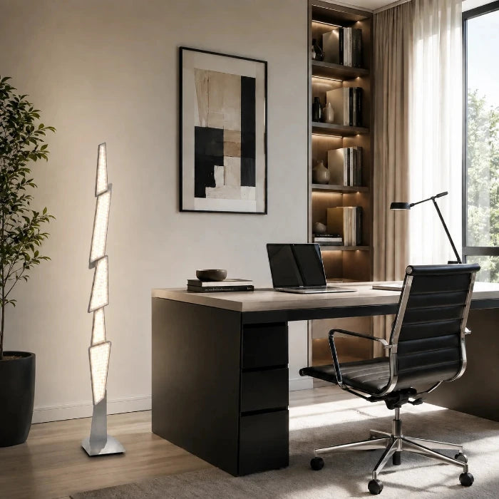 Eingeschaltete LED-Stehlampe SPACY neben einem Schreibtisch im modernen Arbeitszimmer