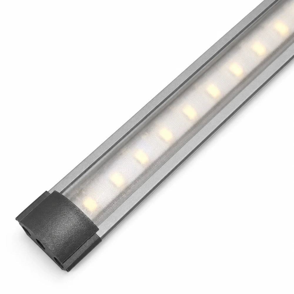 Detailansicht der 50 cm LED Unterbauleuchte mit Aluminiumprofil, LED-Abdeckung und dunkler Endkappe