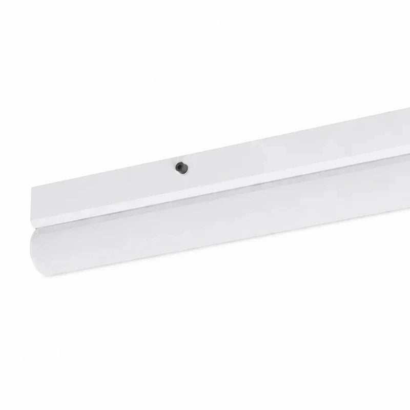 Detailaufnahme der weißen LED Unterbauleuchte Küche Starled Combi 6W mit Aluminiumprofil, opaler Lichtabdeckung und sichtbarer Endkappe vor weißem Hintergrund.