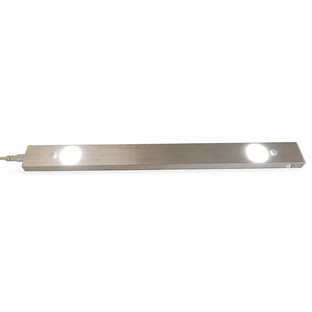 LED Unterschrankleuchte 53 cm aus gebürstetem Aluminium mit Schalter auf weißem Hintergrund
