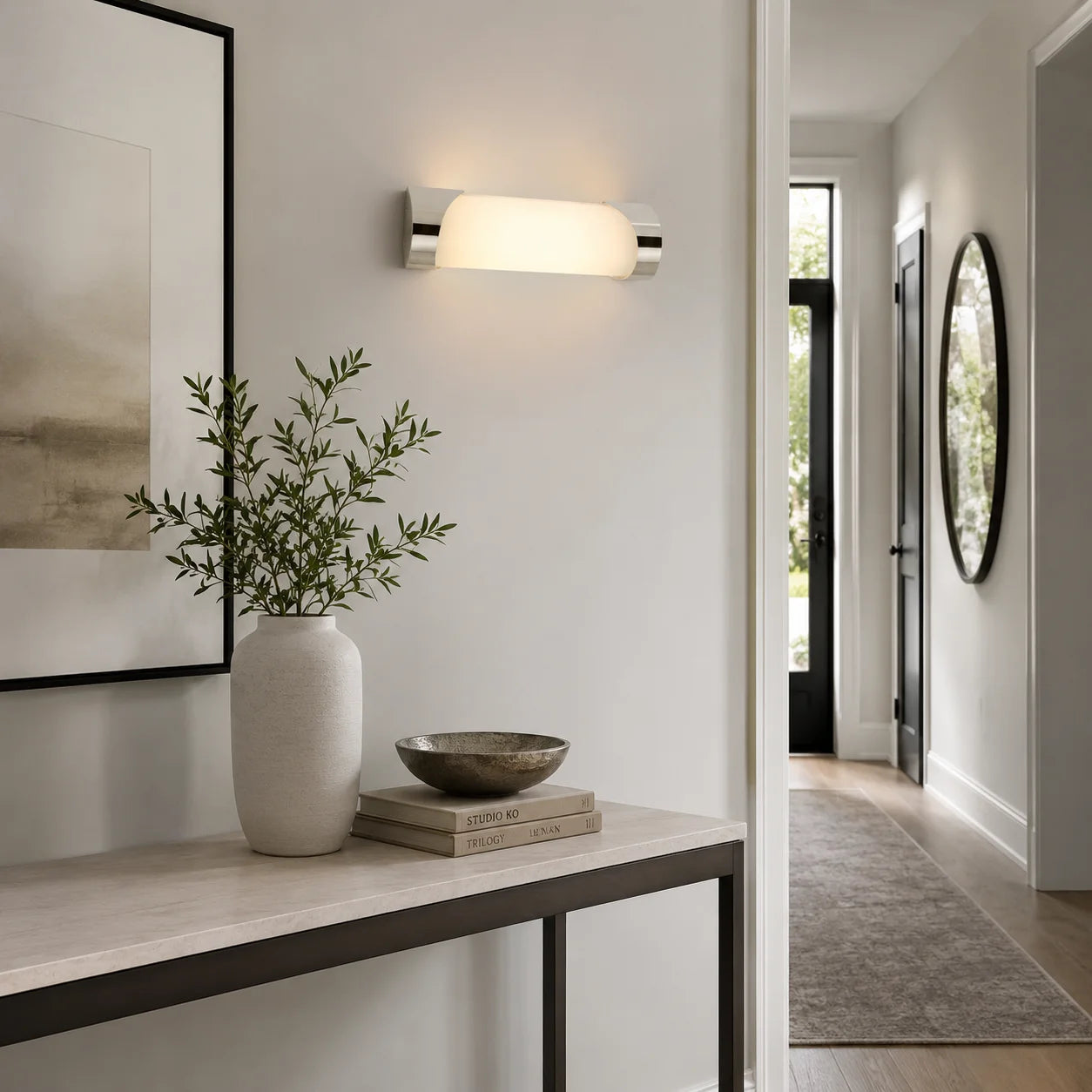LED Wandleuchte in Chrom über einer Konsole in modernem hellem Flur