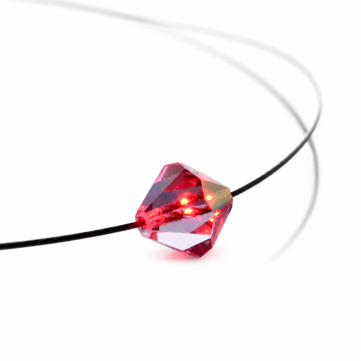 Leuchtende Halskette mit rotem LED-Kristall im Bicone-Schliff