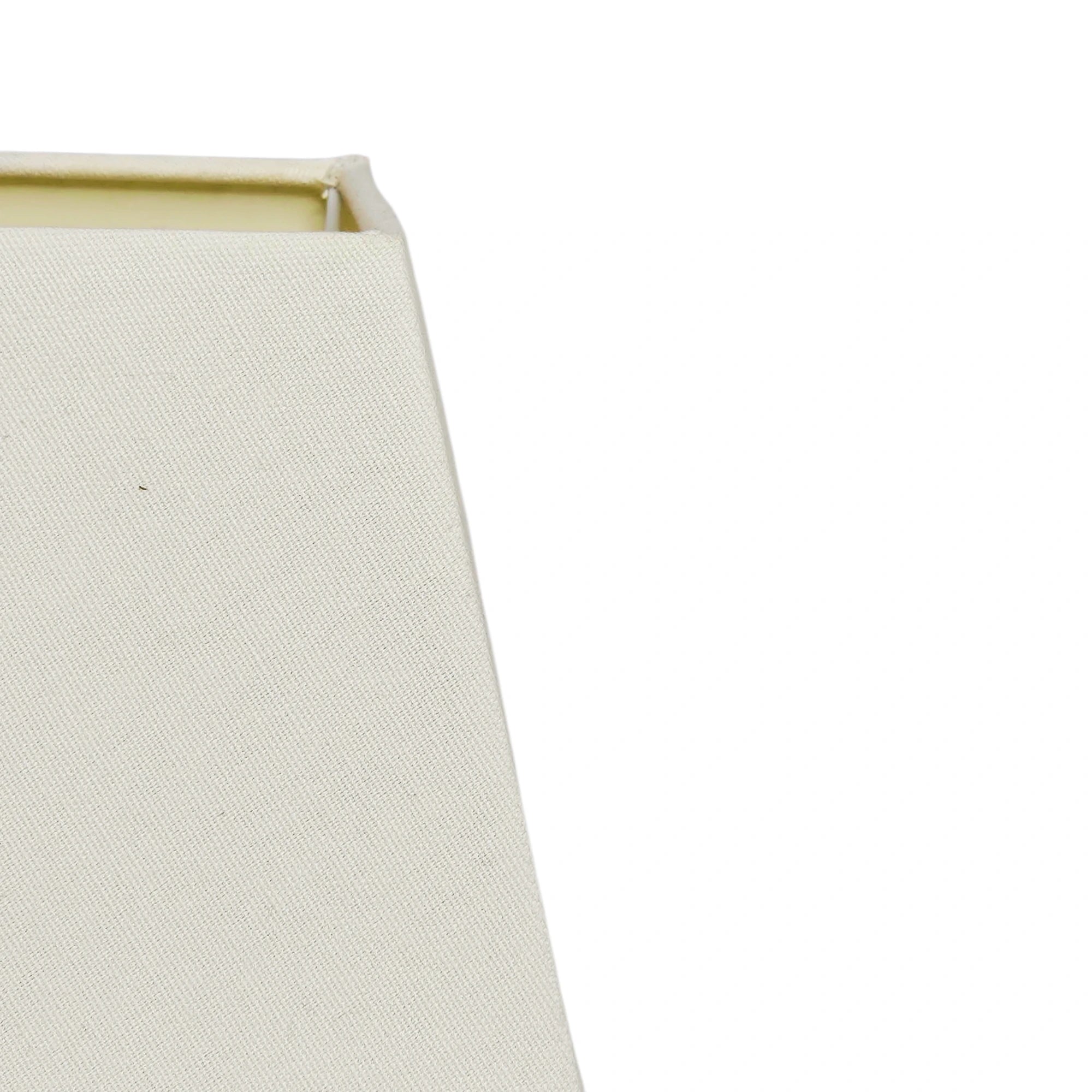 Detailaufnahme der Stoffstruktur eines cremefarbenen quadratischen Lampenschirms – Light & Living