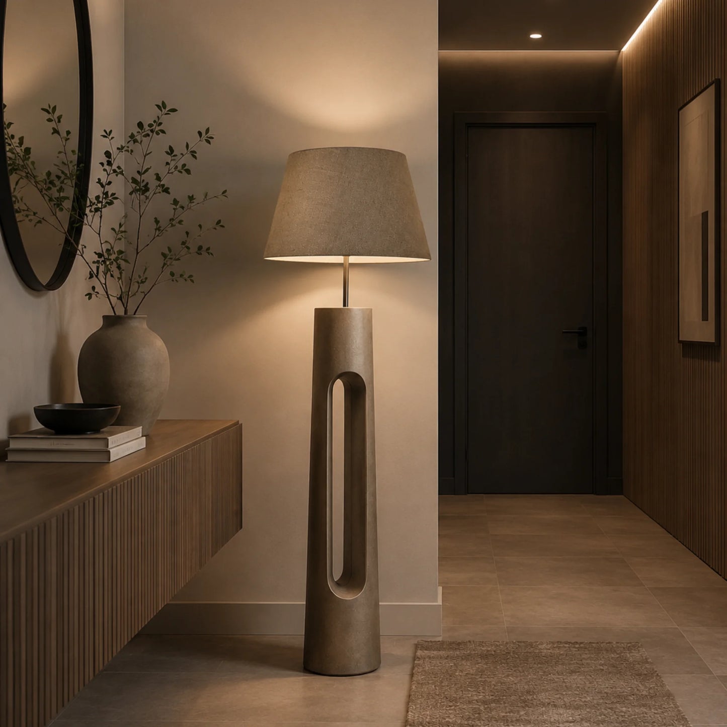 Light & Living Livigno Lampenschirm Taupe auf moderner Designer-Stehlampe im stilvollen Flur