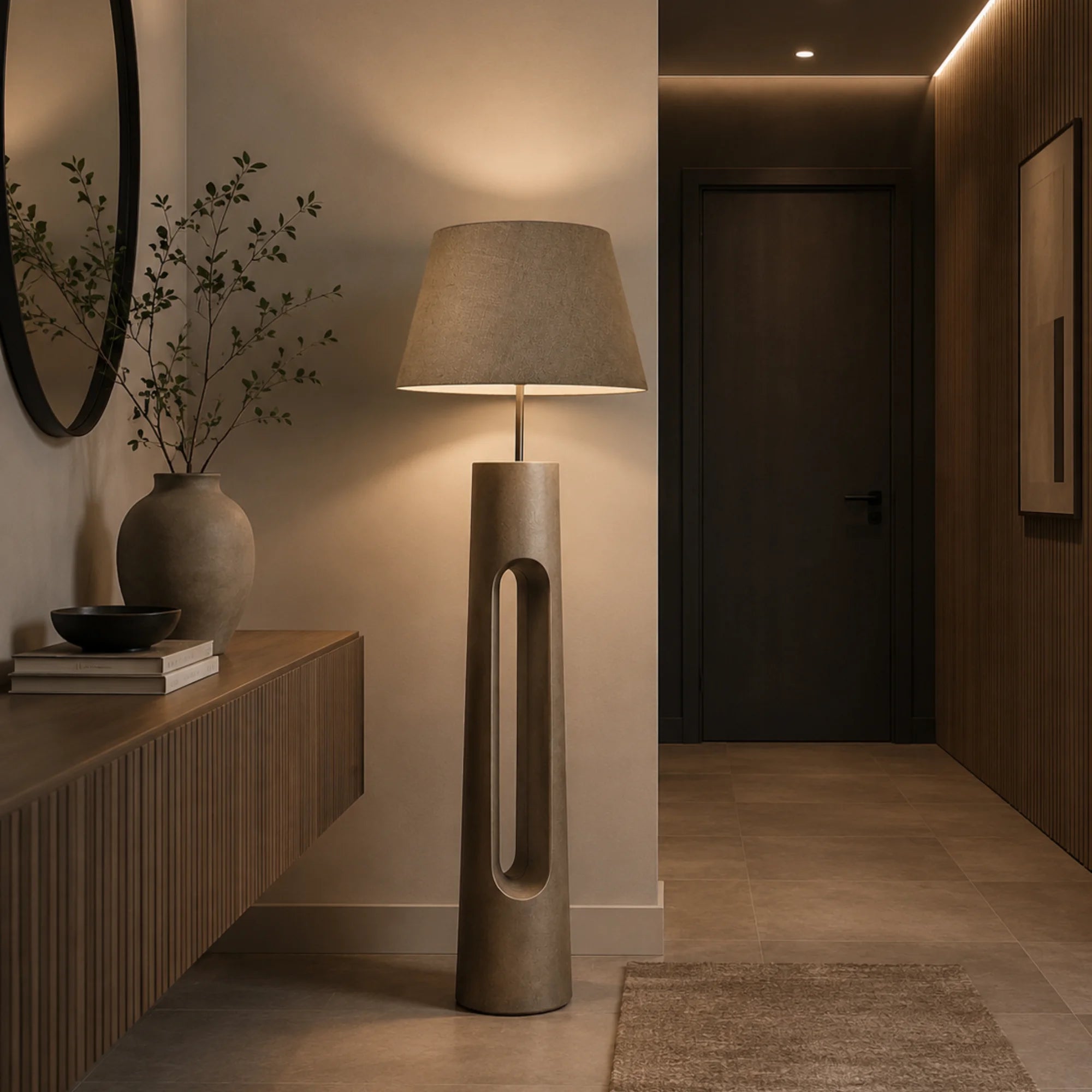 Light & Living Livigno Lampenschirm Taupe auf moderner Designer-Stehlampe im stilvollen Flur