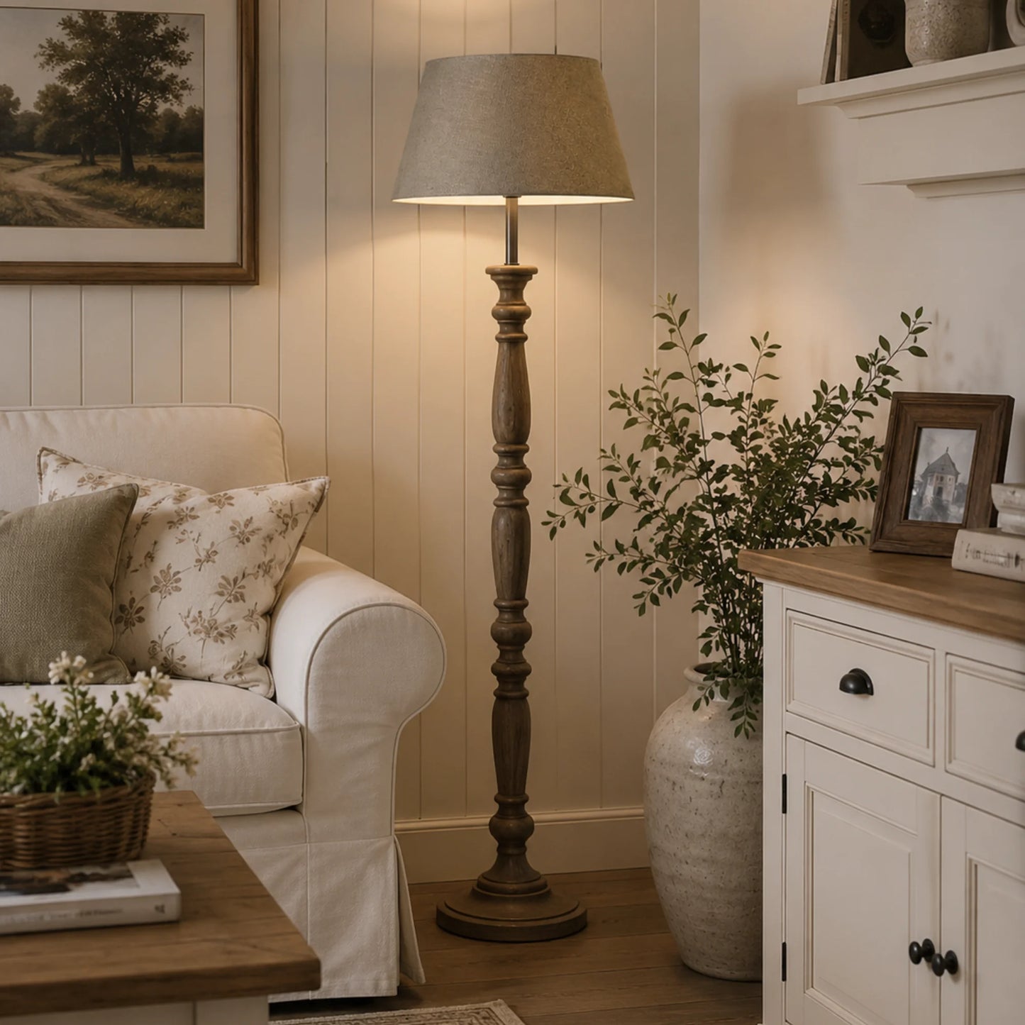 Light & Living Livigno Lampenschirm Taupe auf klassischer Holz-Stehlampe im Landhausstil