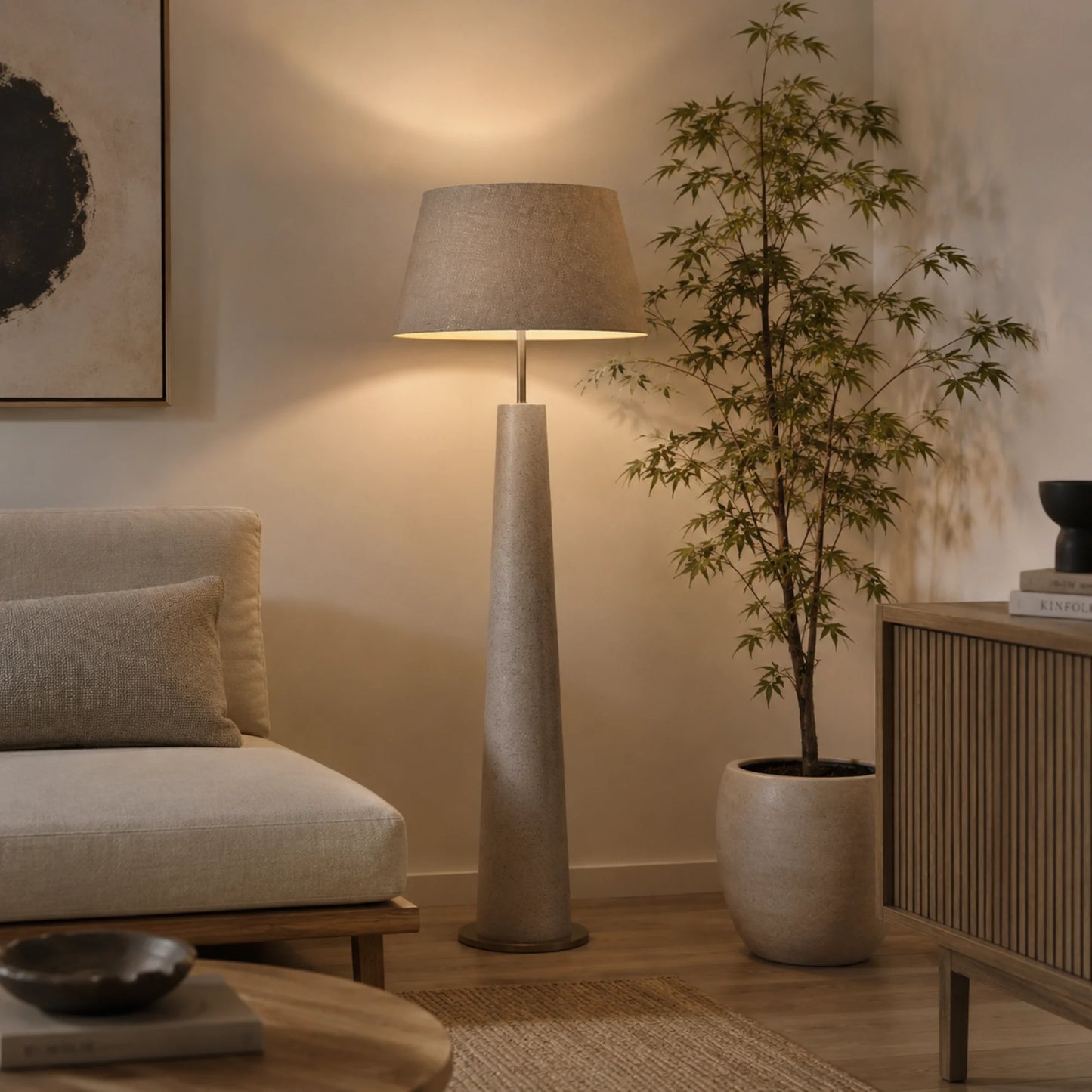 Light & Living Livigno Lampenschirm Taupe auf moderner Stehlampe im warmen Wohnzimmer