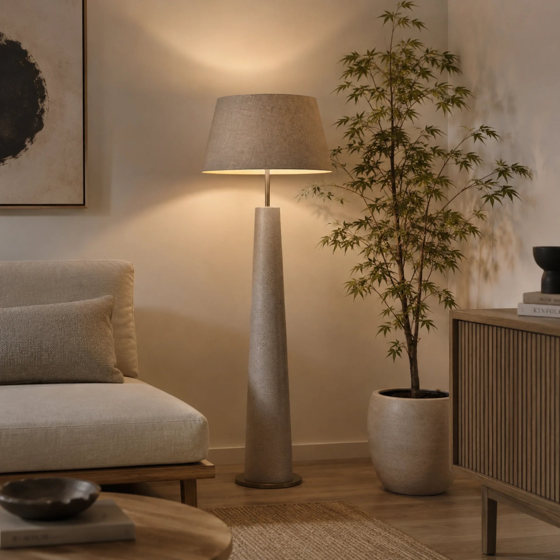 Light & Living Livigno Lampenschirm Taupe auf moderner Stehlampe im warmen Wohnzimmer