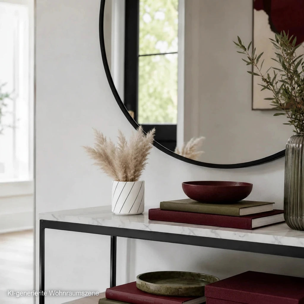 Weiße Porzellan-Mini-Vase mit Pampasgras auf einer Konsole im modernen Flur mit Bordeaux- und olivgrüner Dekoration