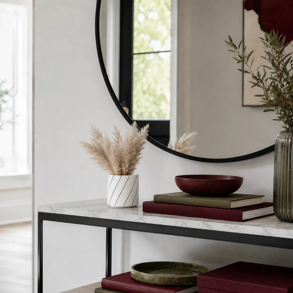 Weiße Porzellan-Mini-Vase mit Pampasgras auf einer Konsole im modernen Flur mit Bordeaux- und olivgrüner Dekoration