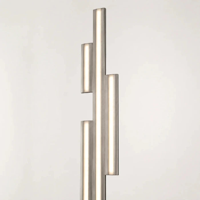 Detailaufnahme einer modernen LED-Stehlampe empire-  aus Edelstahl mit mehreren vertikalen Lichtleisten