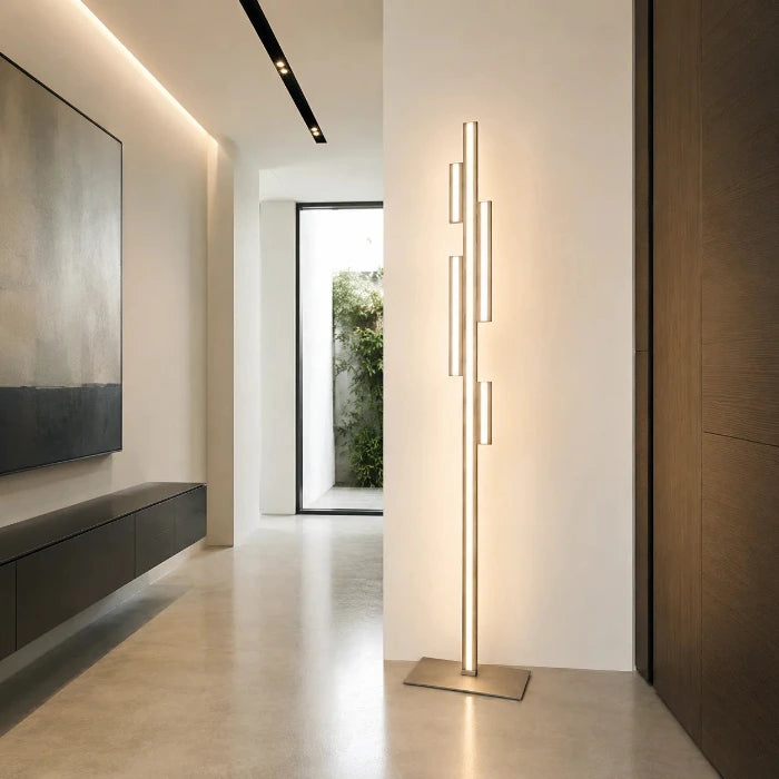 Moderne LED-Stehlampe Empire- aus Edelstahl mit warmweißem Licht in einem eleganten modernen Flur