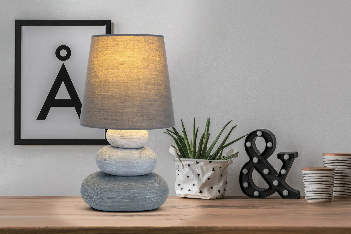 Graue Keramik-Tischlampe Näve STONEY als stilvolle Nachttischleuchte für Schlafzimmer und moderne Wohnräume