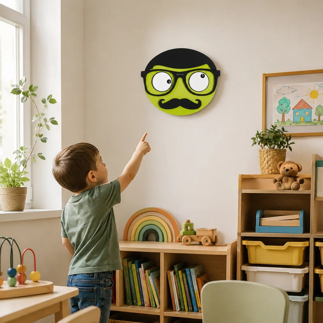Lustige grüne Kindergarten Uhr Mr. Mustache mit einem Jungen im Spielzimmer