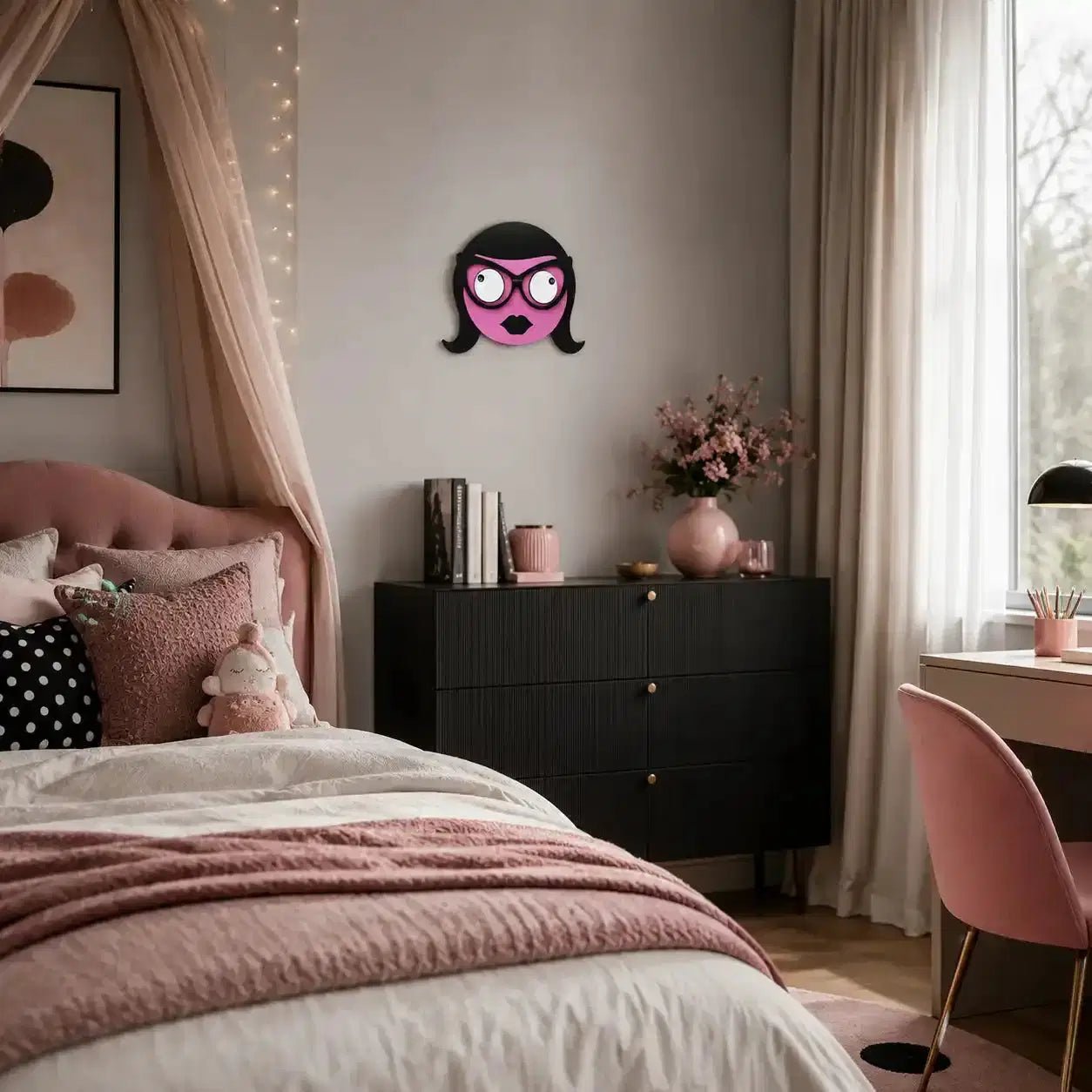 Pinke NeXtime Ms.Spectacles Wanduhr im Mädchenzimmer