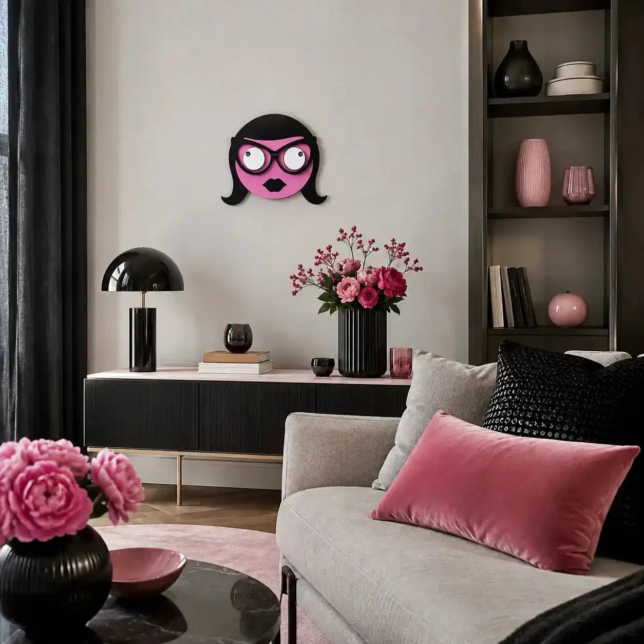 Pinke NeXtime Ms.Spectacles Wanduhr im modernen Wohnzimmer