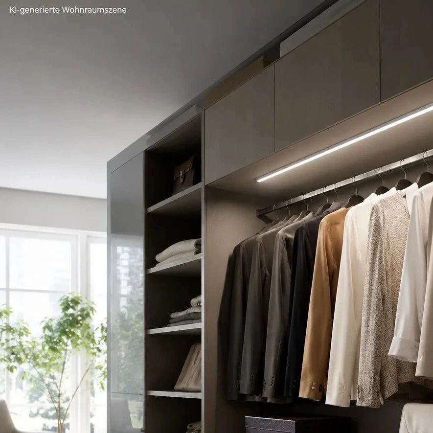 Olbia LED-Lichtleiste 80 cm eingeschaltet unter einem Regal im modernen Ankleideraum