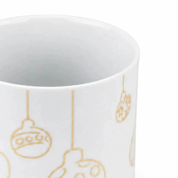 Detailansicht des weißen Porzellan Teelichtglases mit feinem goldenem Weihnachtsdekor
