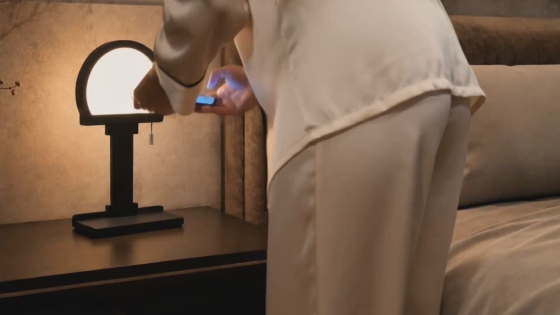 Video laden: Steve Tischlampe Wireless Charging Tischlampe Kommode