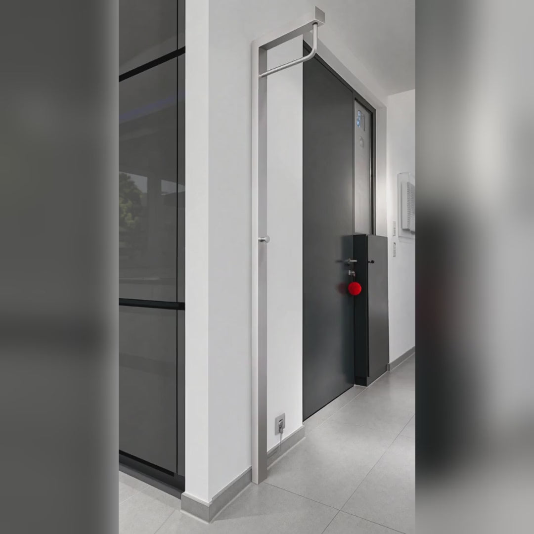 Video laden: Hand bedient die Beleuchtung der Sompex Garderobe video
